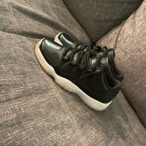 Air Jordan 11 Retro low Black/white/Red, Women size 7.5/ youth 6